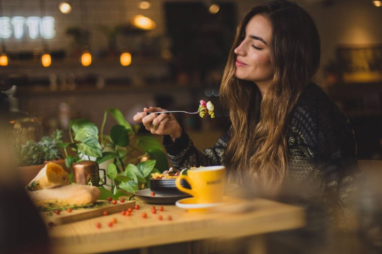 7 Tips on Eating Healthy When Dining Out