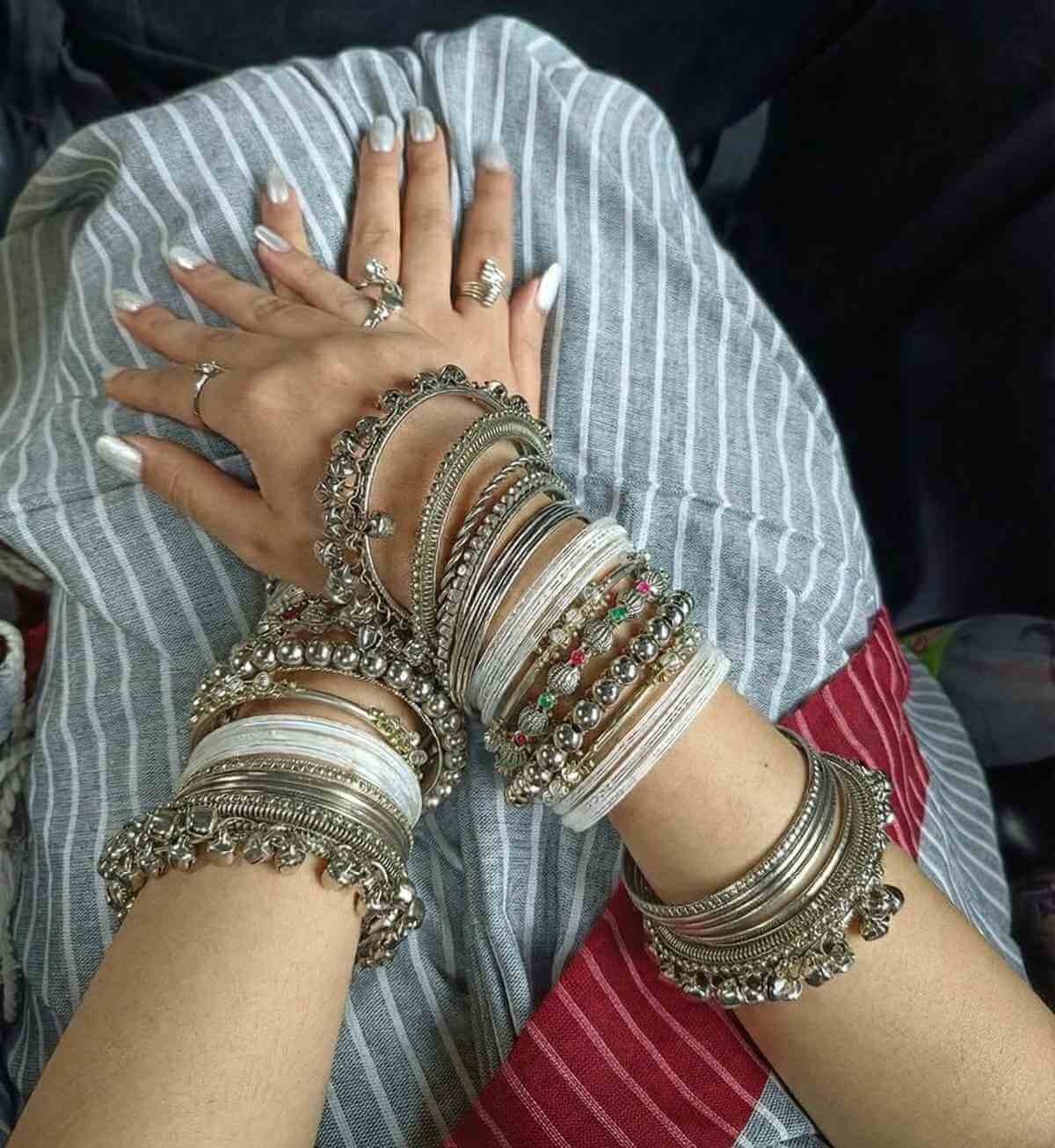 indian-metallic-bangles-on-hands.jpg