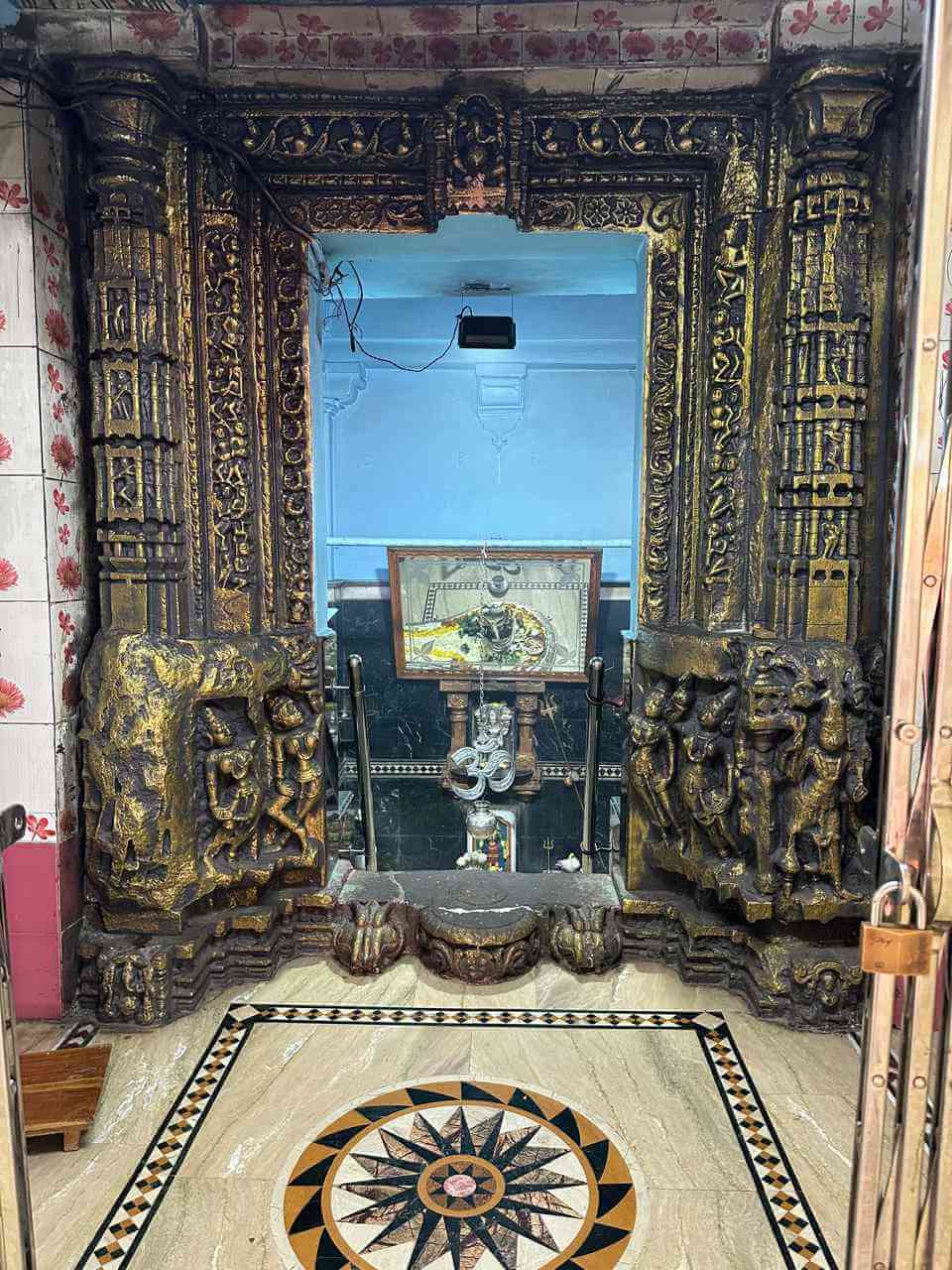 kankeshwar-temple-forest-trail-sunlight-photography