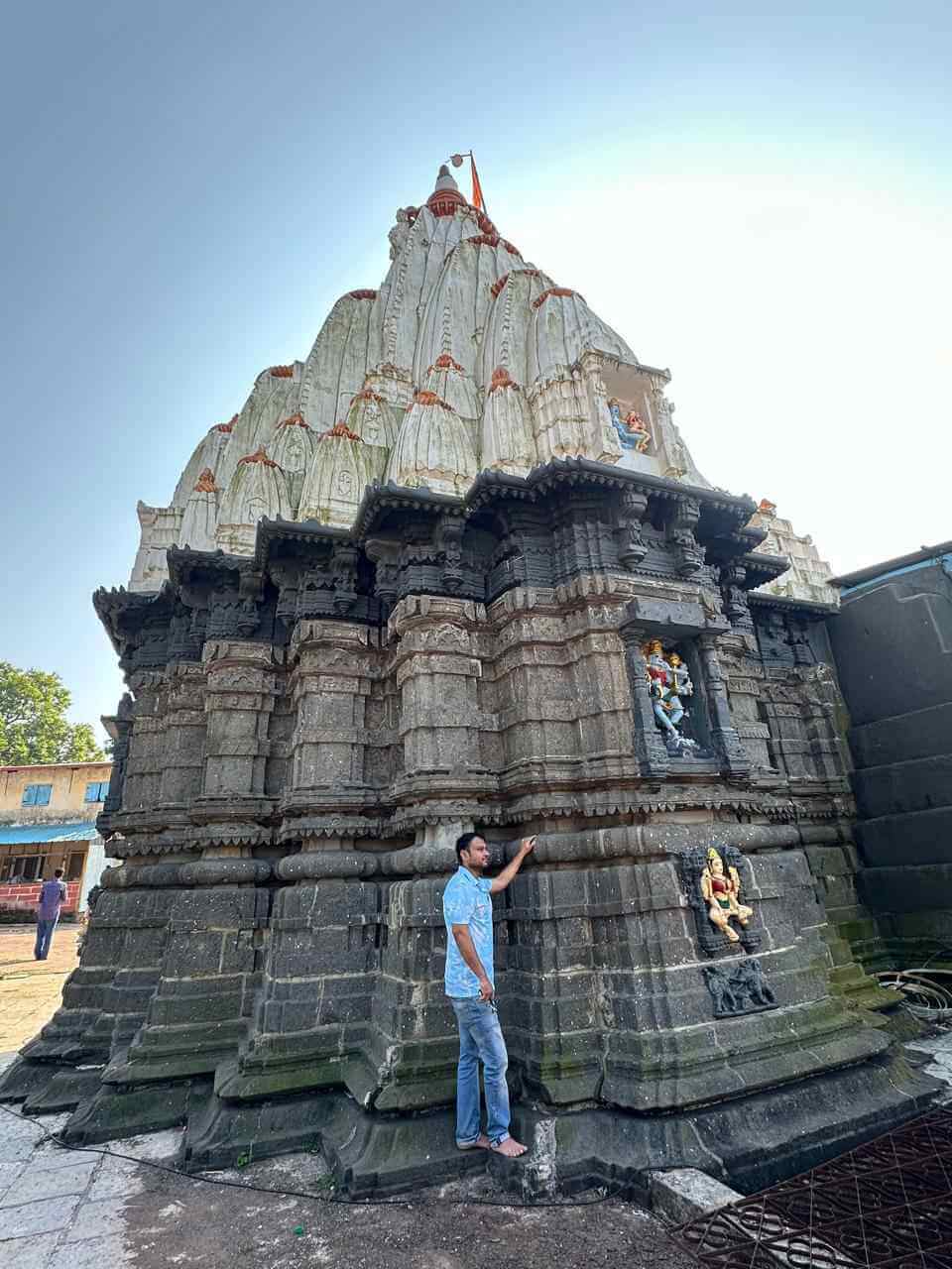 kankeshwar-temple-hoysala-architecture-carvings