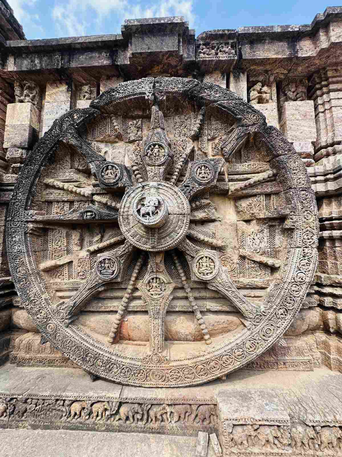 konark-temple-stone-wheel-sundial-detail